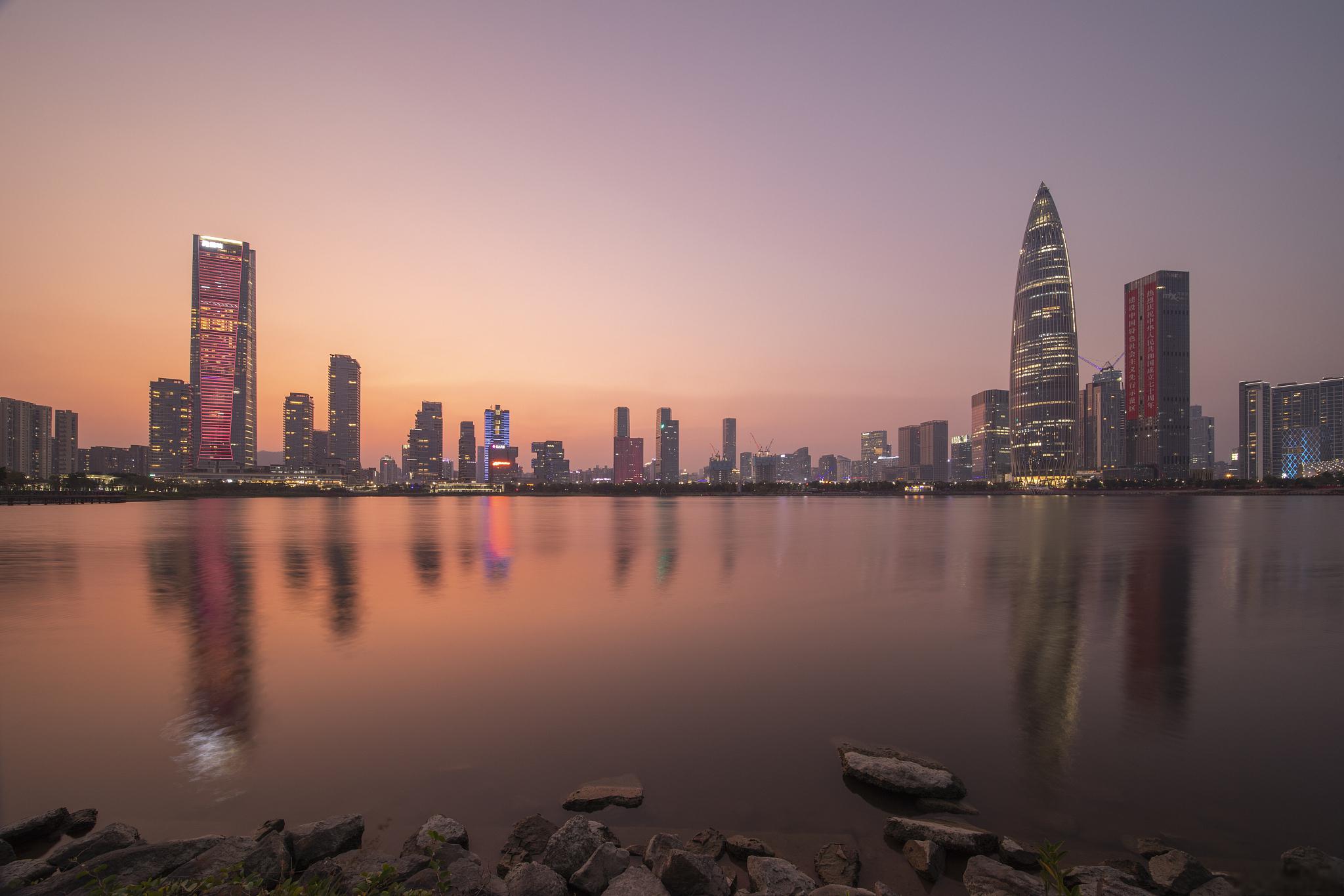 深圳公园:绿意盎然的休闲胜地 深圳,这座面积虽小,却拥有超过1200个
