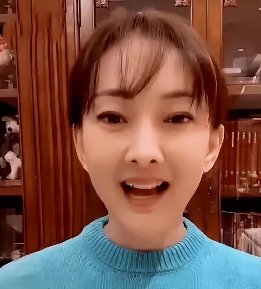 牛莉,中国小品界的璀璨明星,八次登上春晚舞台,曾经的小品女王,如今