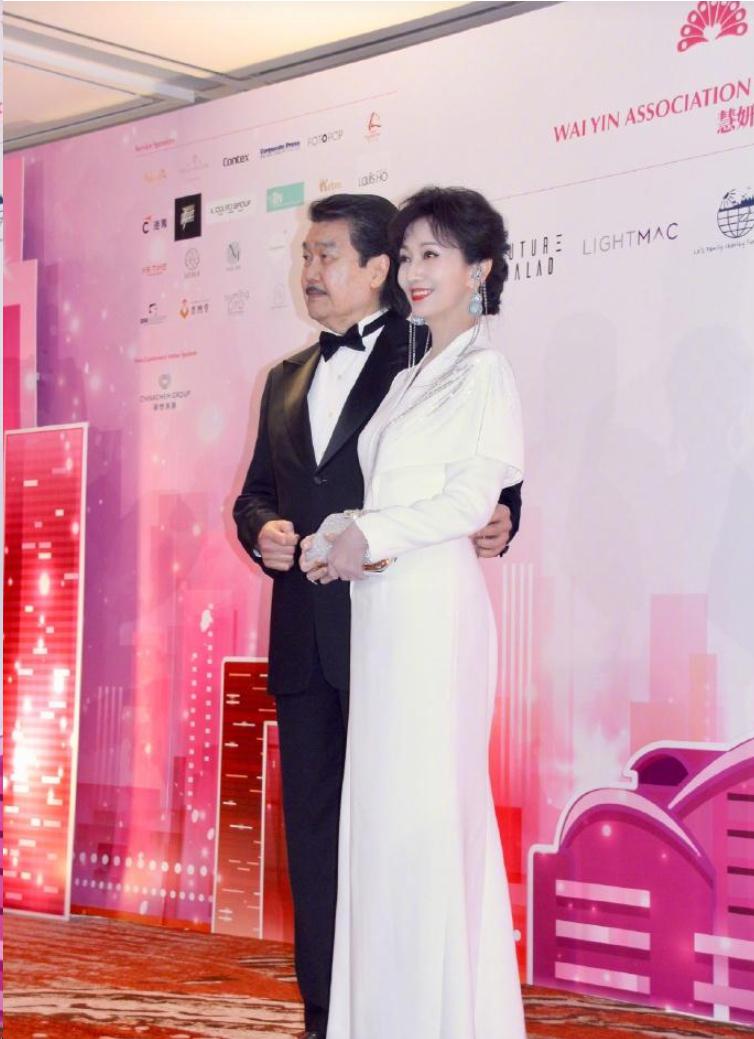 众港星齐聚,女神风采不减当年 赵雅芝与丈夫黄锦燊共同出席公益活动