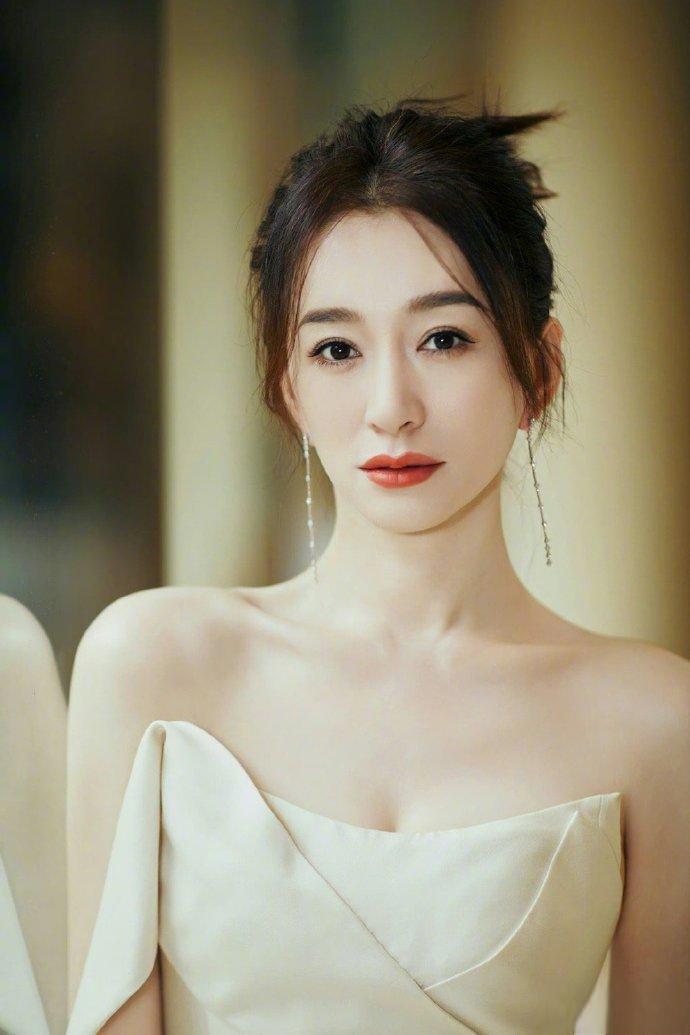 《小时代》,资深女星魅力不减反增,内衣广告引热议 近日,李小冉因被