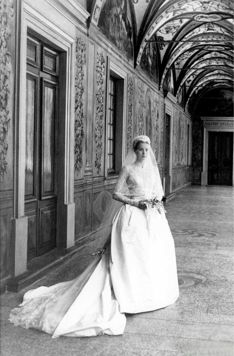 摩纳哥王妃格蕾丝·凯利:银幕与王室间的传奇人生与商业影响 格蕾丝
