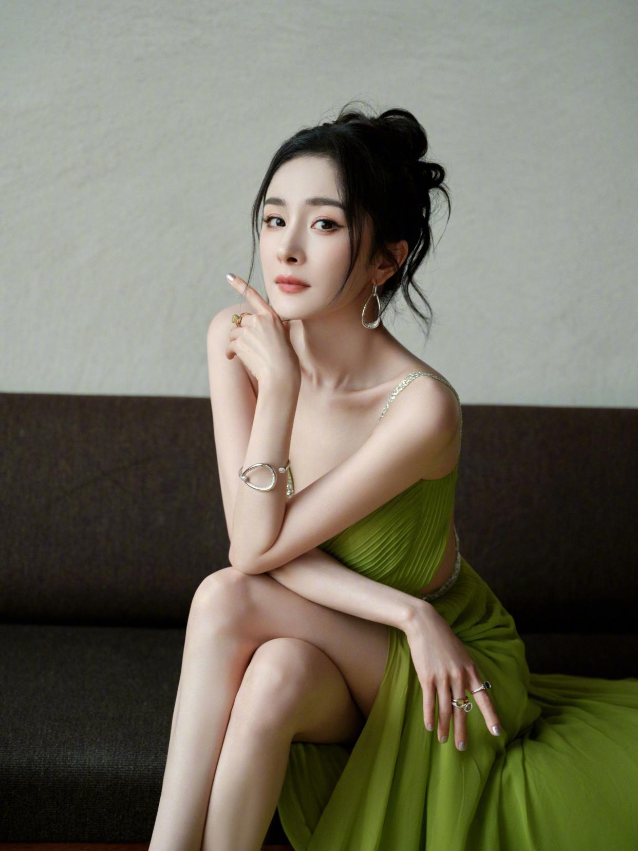 杨幂红毯上的秋裤 在北京寒夜的星光璀璨之下,杨幂身穿versace 2023