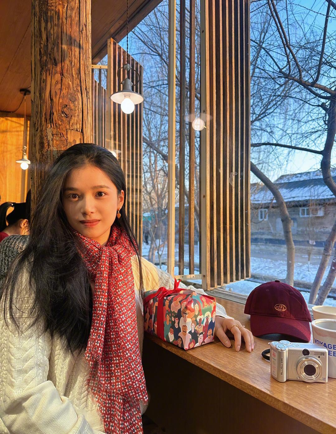 李庚希辣妹写真引热议,青春不羁展现个性魅力!