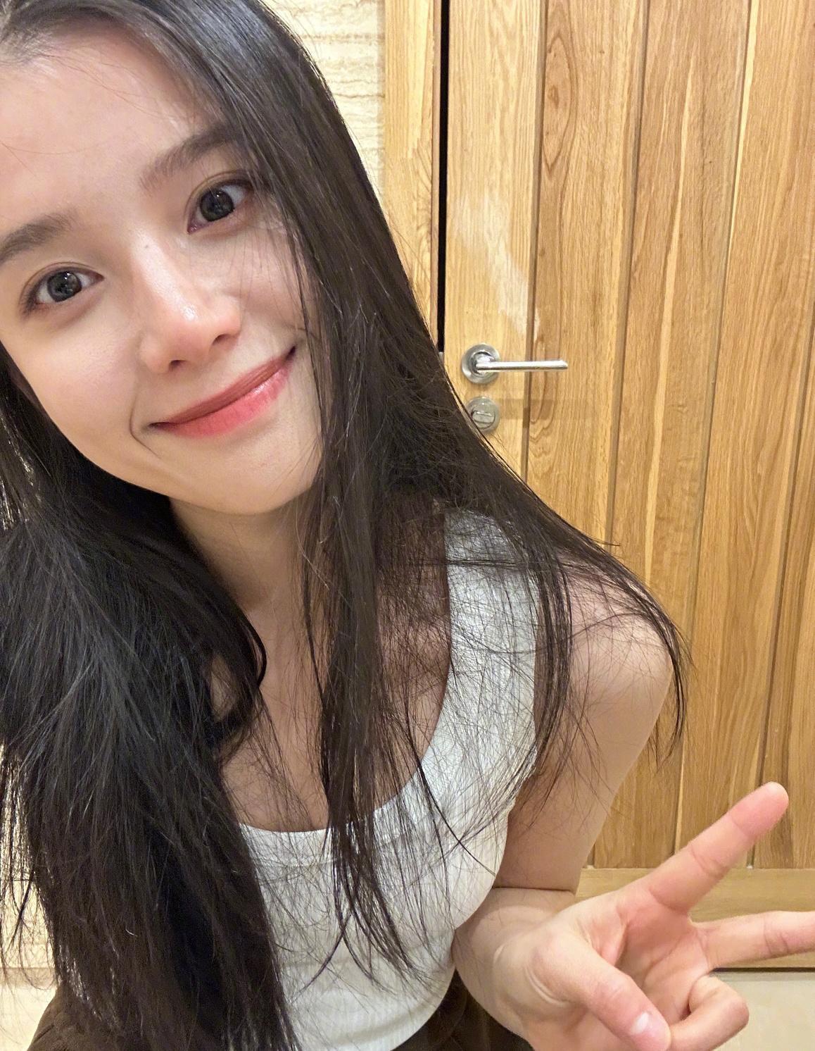 李庚希辣妹写真引热议,青春态度获赞无数 李庚希在