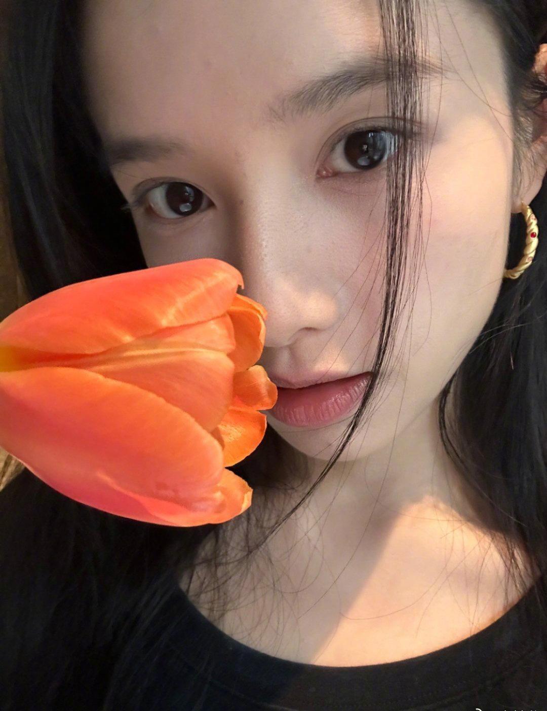 照片中的她,身穿抹胸吊带,脸上带有纹身,眼神迷离