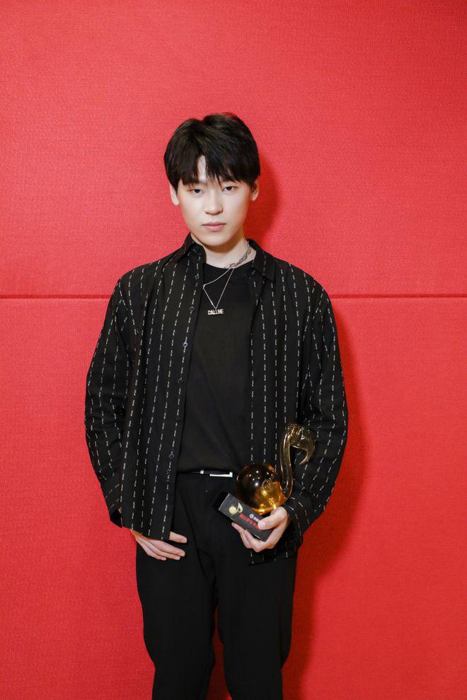 隔壁老樊:音乐之路 隔壁老樊,原名樊凯杰,1998年11月2日出生于河北省