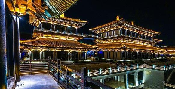 龙游红木小镇夜景游:如梦似幻的童话世界 龙游红木小镇夜景游,灯火