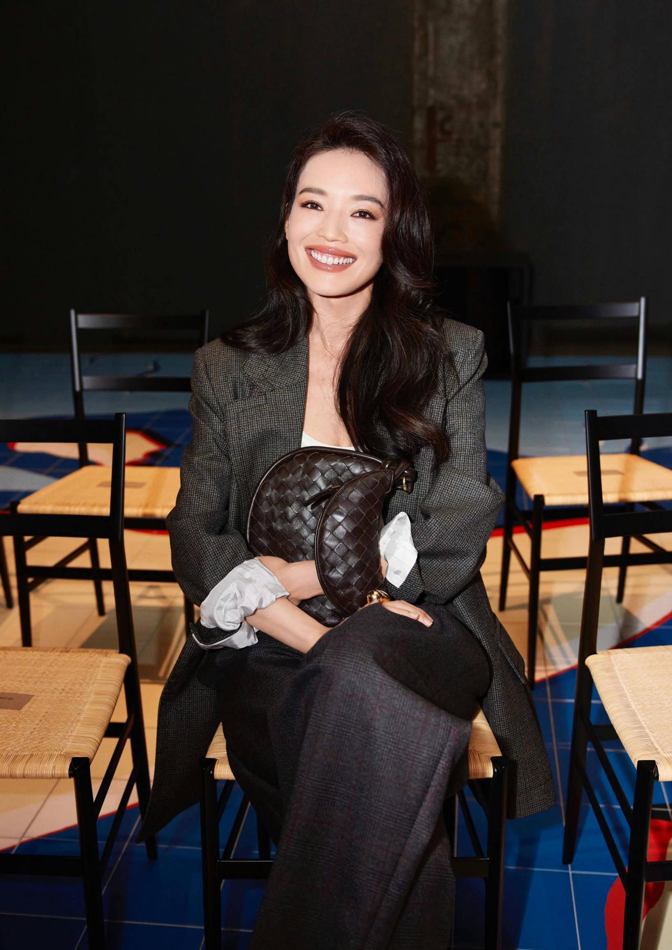 这些女星展示了女性在不同年龄阶段的魅力,她们的风情万种不仅仅是外