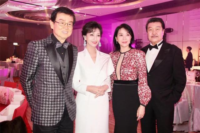 赵雅芝与黄锦燊同框,恩爱如初 赵雅芝与丈夫黄锦燊共同出席公益活动