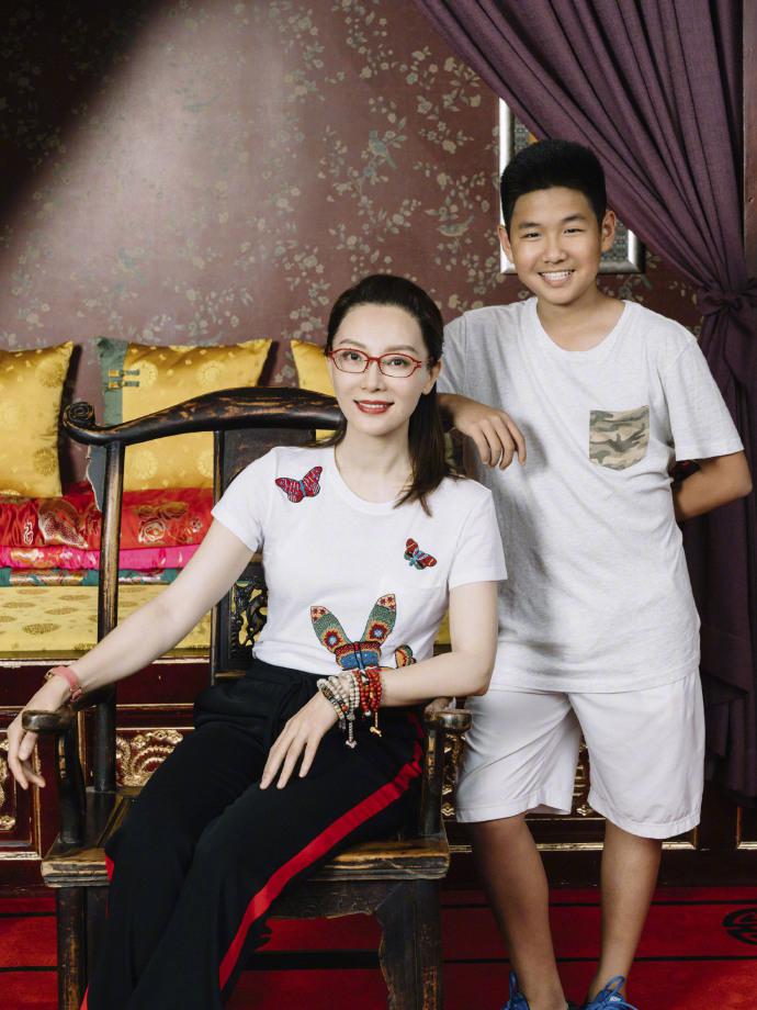 陈数丈夫赵胤胤的前妻 陈数是一位多才多艺,备受尊敬的女演员,她的