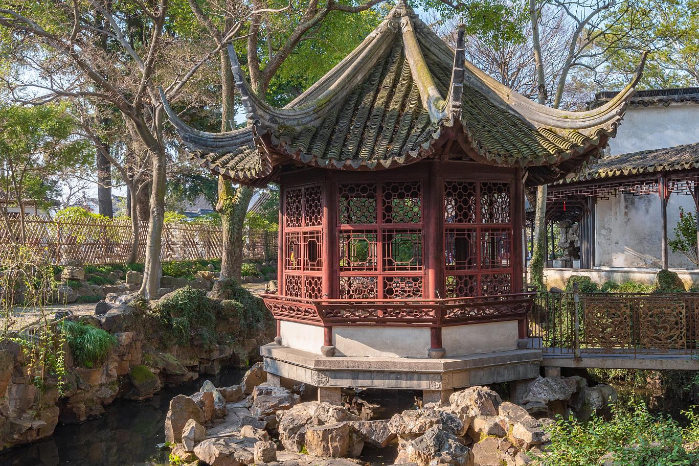 作为苏州四大名园之一,拙政园是一处展现中国古典园林艺术精华的世界