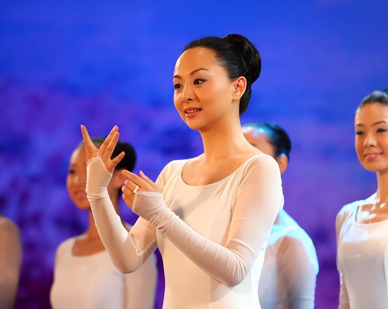 坚守初心助力残障艺术 2005年春晚,聋哑舞者邰丽华领衔的《千手观音》