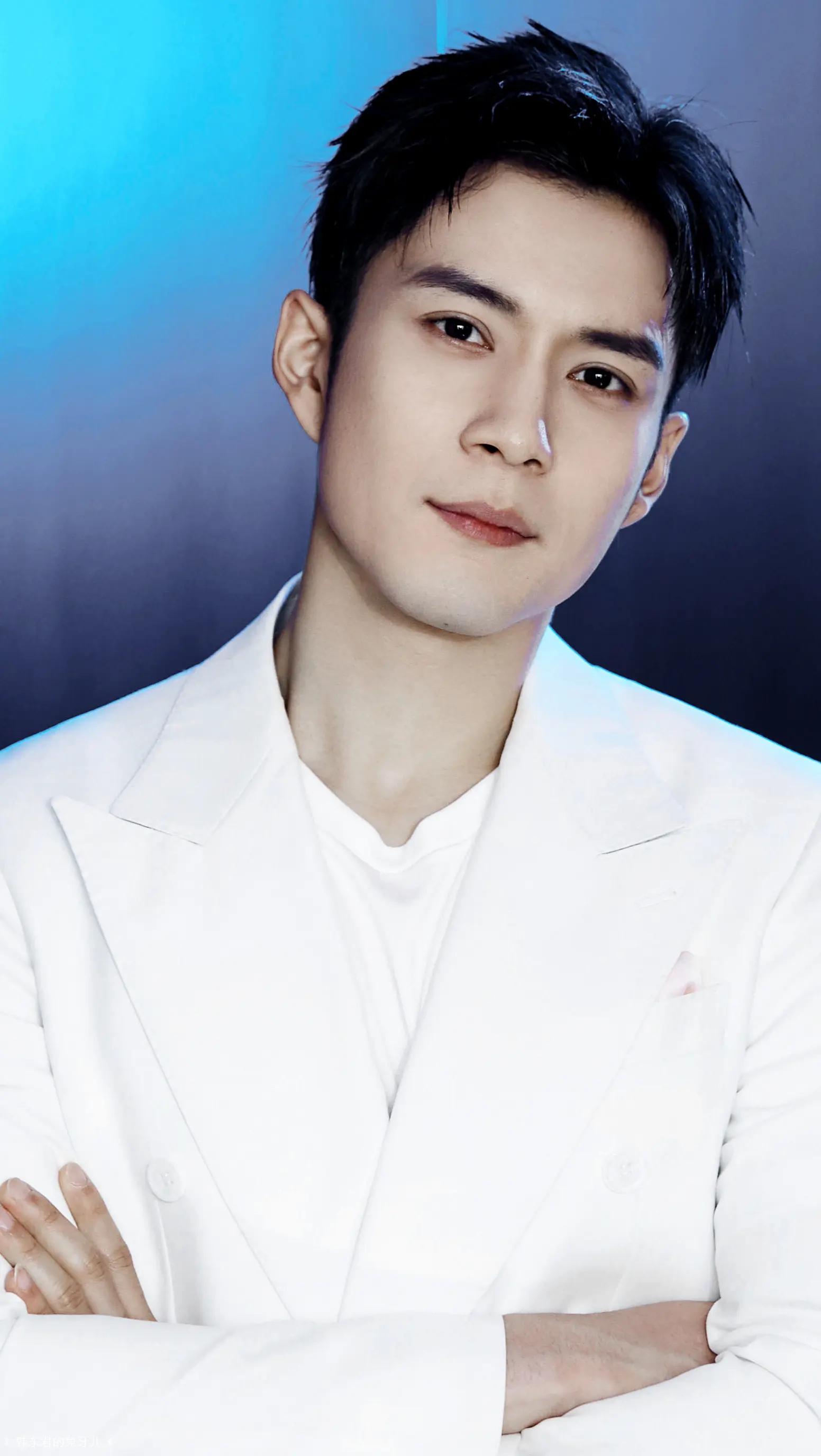 韩东君:充满活力和才华的演员 韩东君,一位充满活力和才华的演员,他的