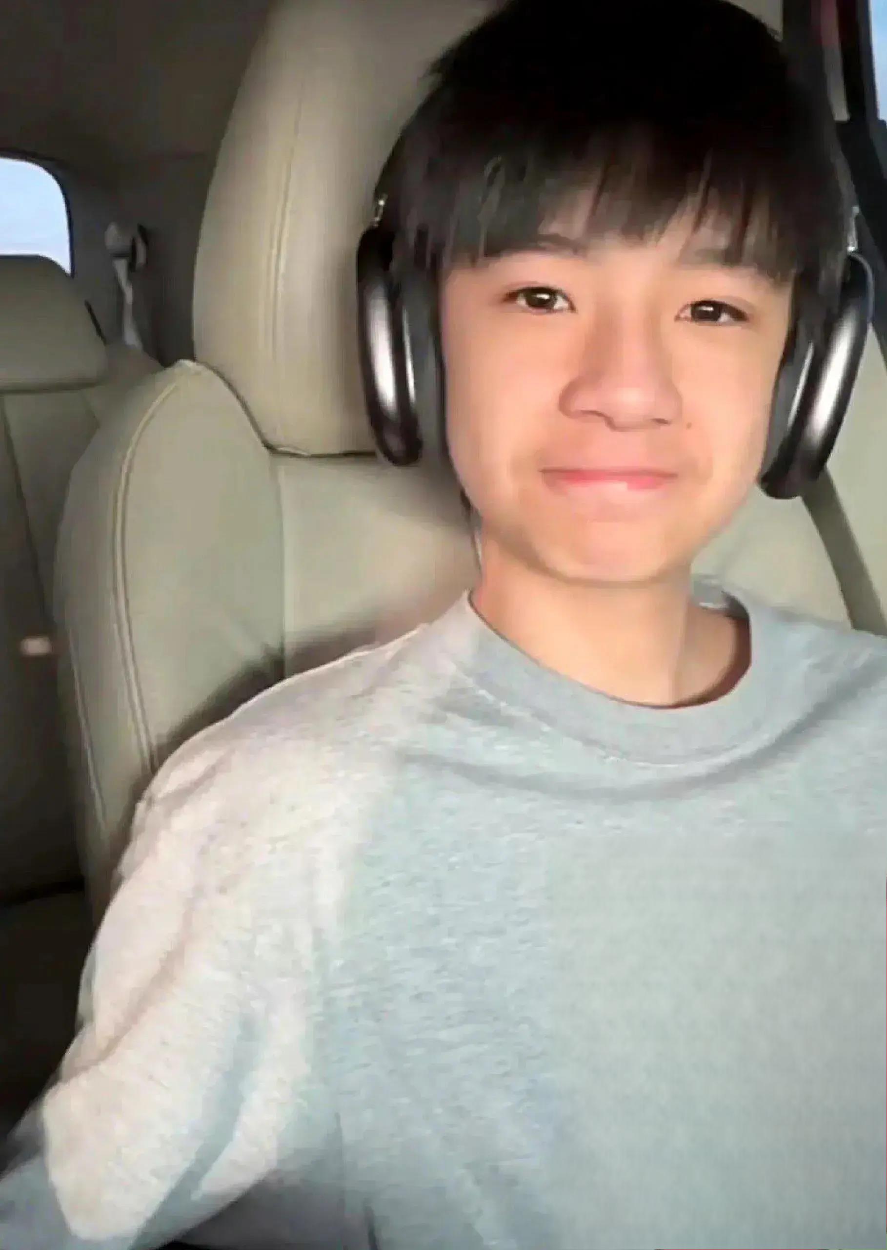 潘粤明儿子颜值逆天,继承优秀基因展现独特魅力 潘粤明与董洁之子顶顶