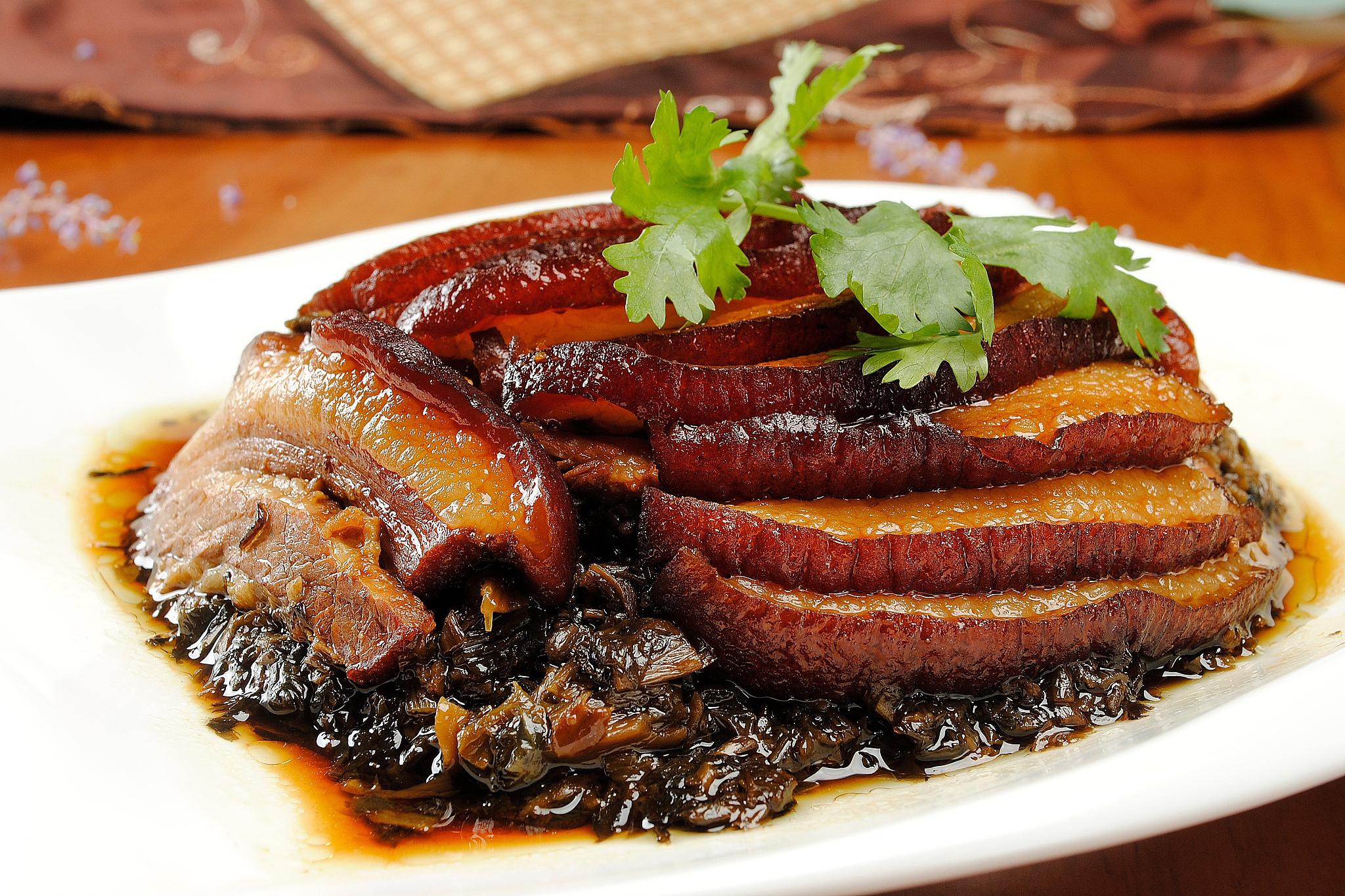 东方甄选,小杨哥带货梅菜扣肉真相揭秘:纯五花肉还是槽头肉?