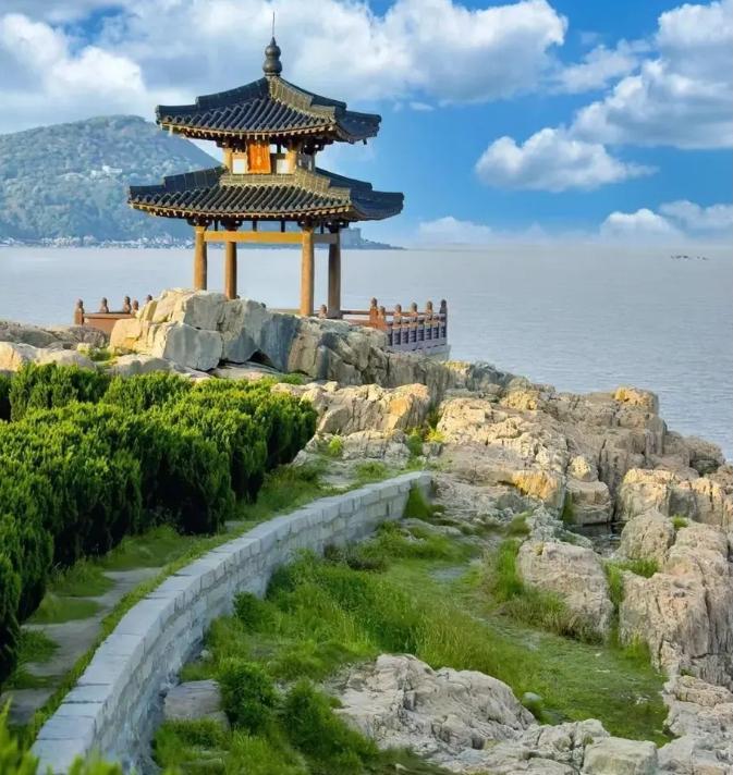 普陀山景区探索:人间第一净土 普陀山景区位于浙江省舟山市普陀区,是