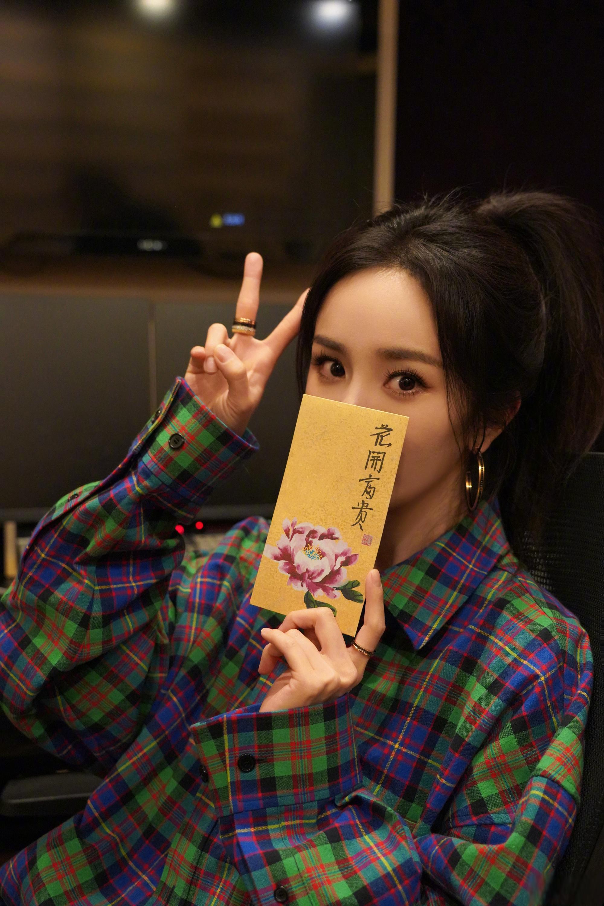 离婚后女明星生活百态:赵丽颖绽放光芒,杨幂享受宁静,杨颖寻求新突破