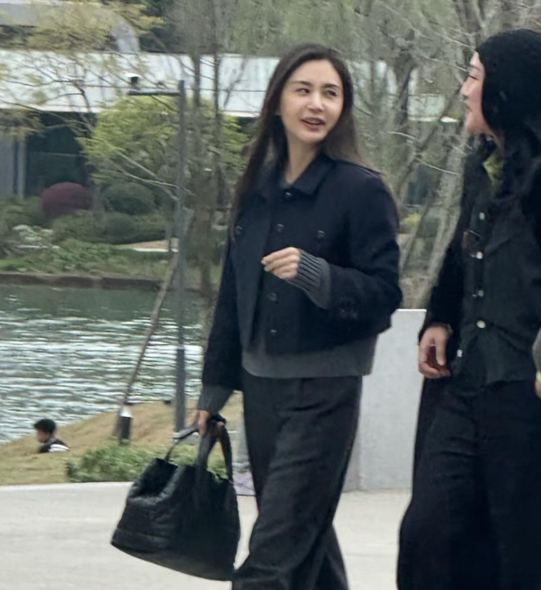 网友偶遇周迅,王子文,阿雅并分享了多张照片,其中周迅与王子文的同框