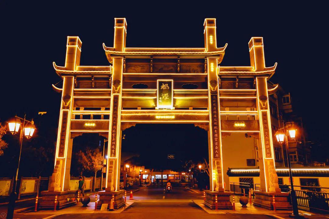 枫泾牌楼:历史与现代的完美融合 枫泾,一个拥有悠久历史的地方,既有