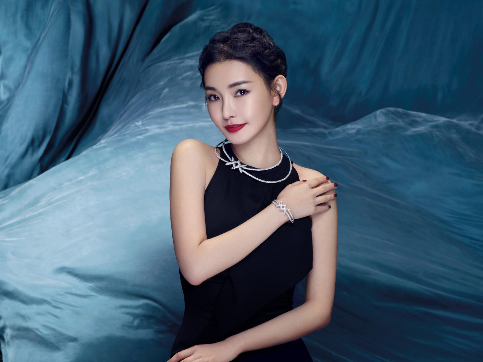 晶女郎童菲:从电影学院到影坛新星的华丽转身 童菲是王晶发掘的晶女郎