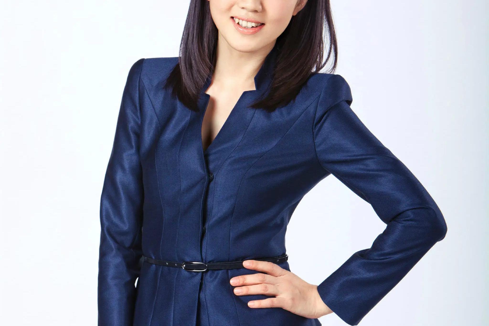 杨丹,中央电视台天气预报主持人,凭借好嗓音和自信稳健的台风深受