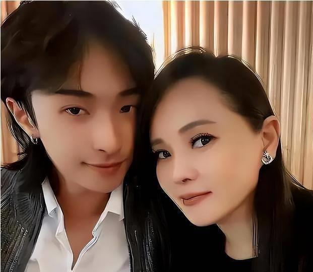 秦昊妻子伊能静韩国打水光针引发社会热议:美的追求与自然衰老的冲突