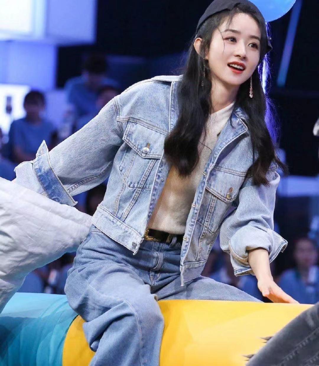 贾玲牛仔套装穿搭 贾玲穿着一身款式宽松的牛仔套装,搭配黑色休闲帽