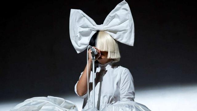sia:用音乐疗愈心灵,用才华征服乐坛的"社恐天后" sia,一位因一首
