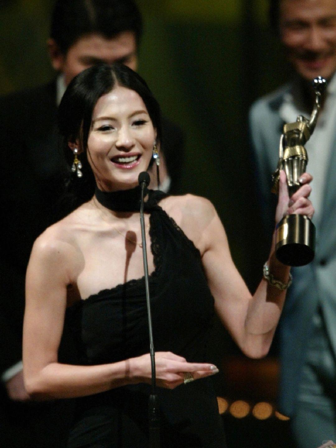 张柏芝事业起伏:金像奖影后到综艺常客,市场变化与个人选择的博弈 张