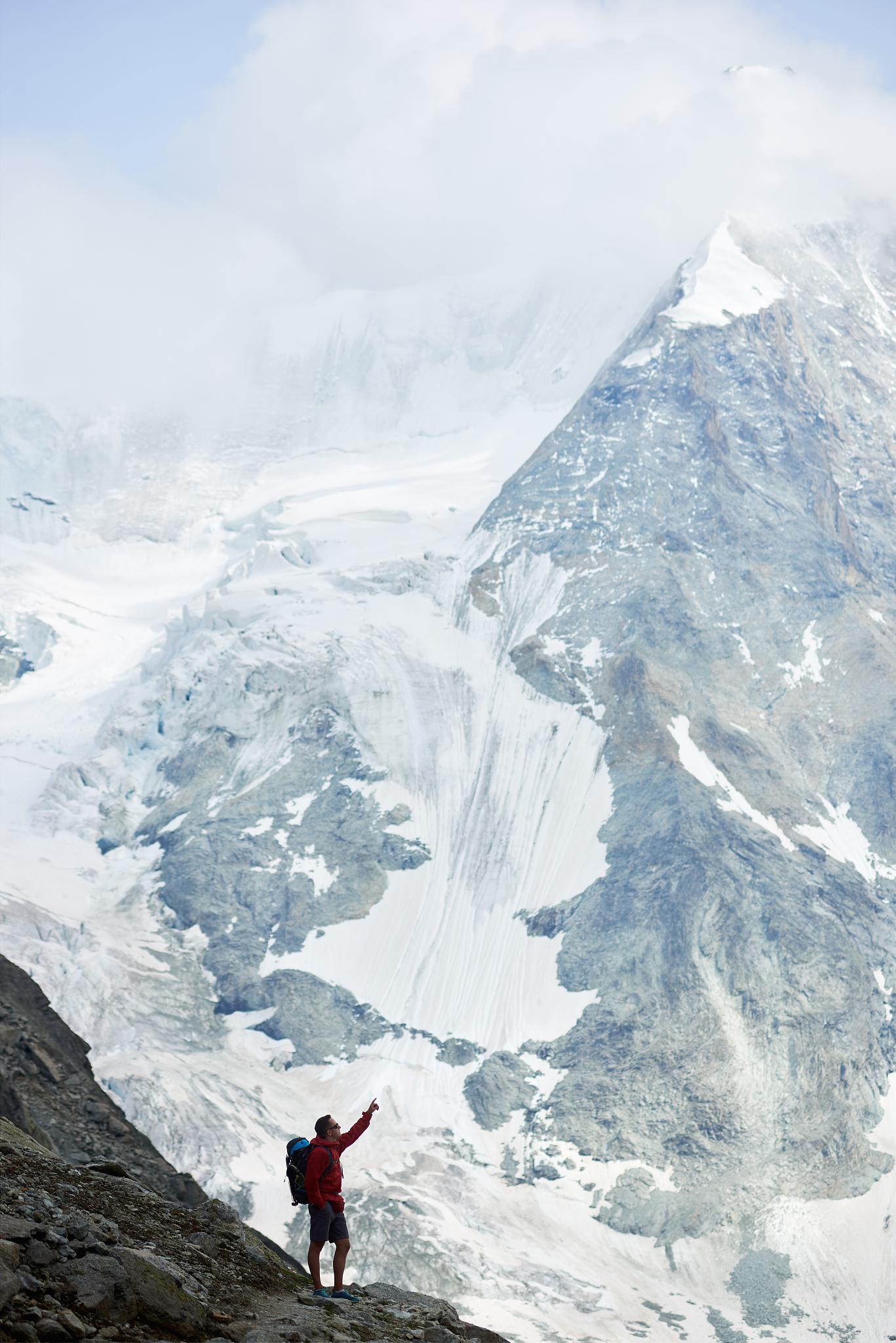 珠穆朗玛峰:世界的屋脊 珠穆朗玛峰,位于中国与尼泊尔的交界,是世界上