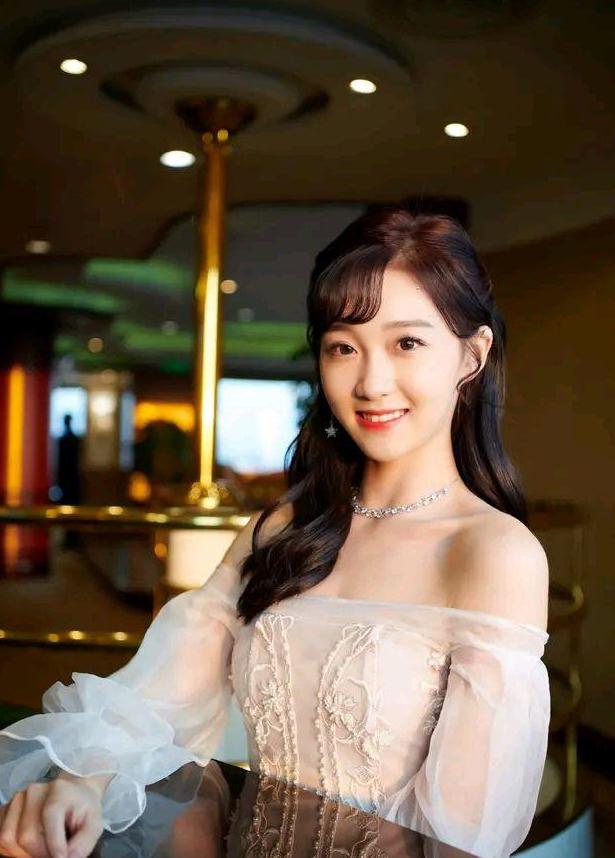 李子璇旗袍造型惊艳娱乐圈,潮流与经典的完美融合 李子璇在《金曲青春