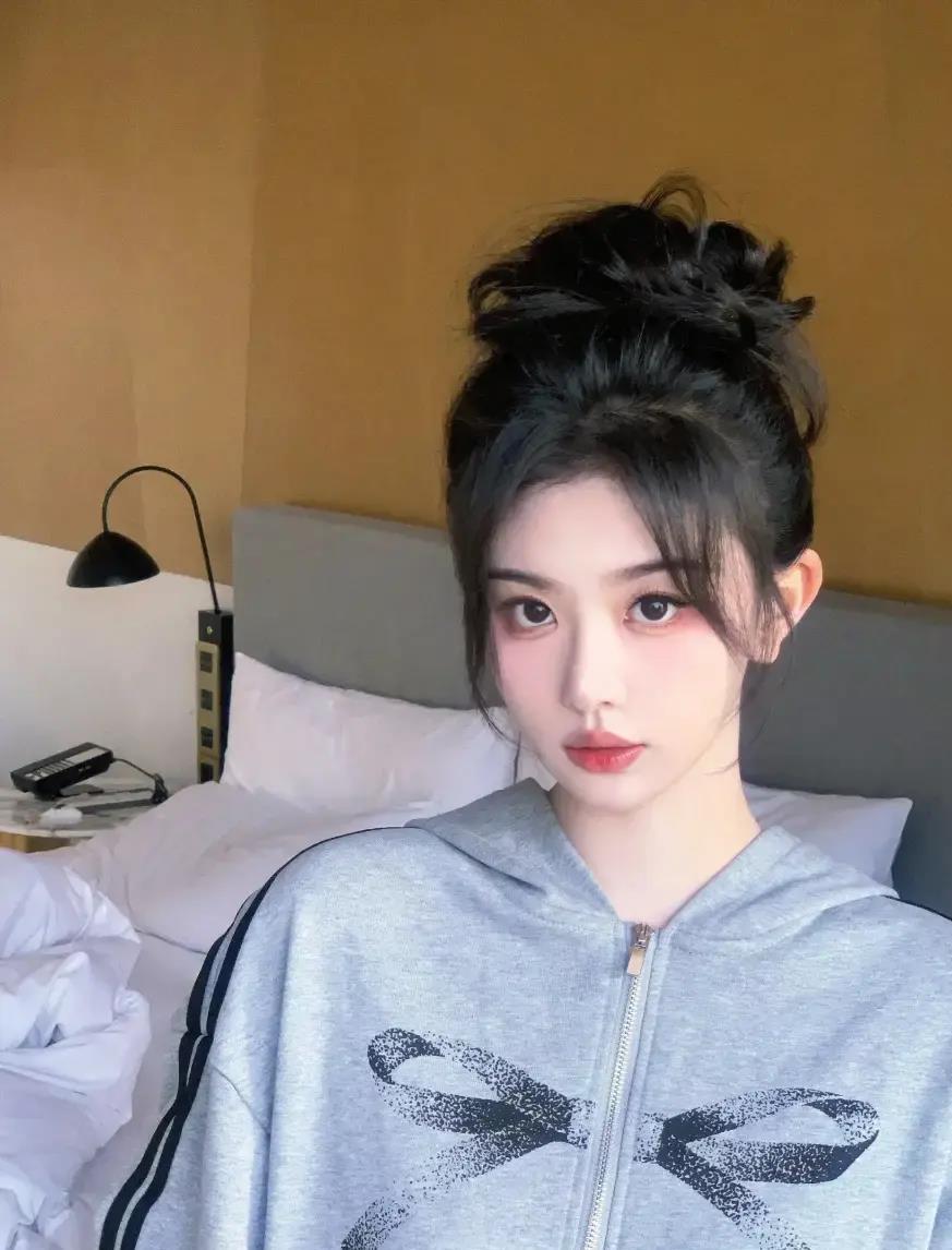 孔雪儿晒日常美照,甜美又可爱 孔雪儿在社交媒体上晒出了一组日常美照