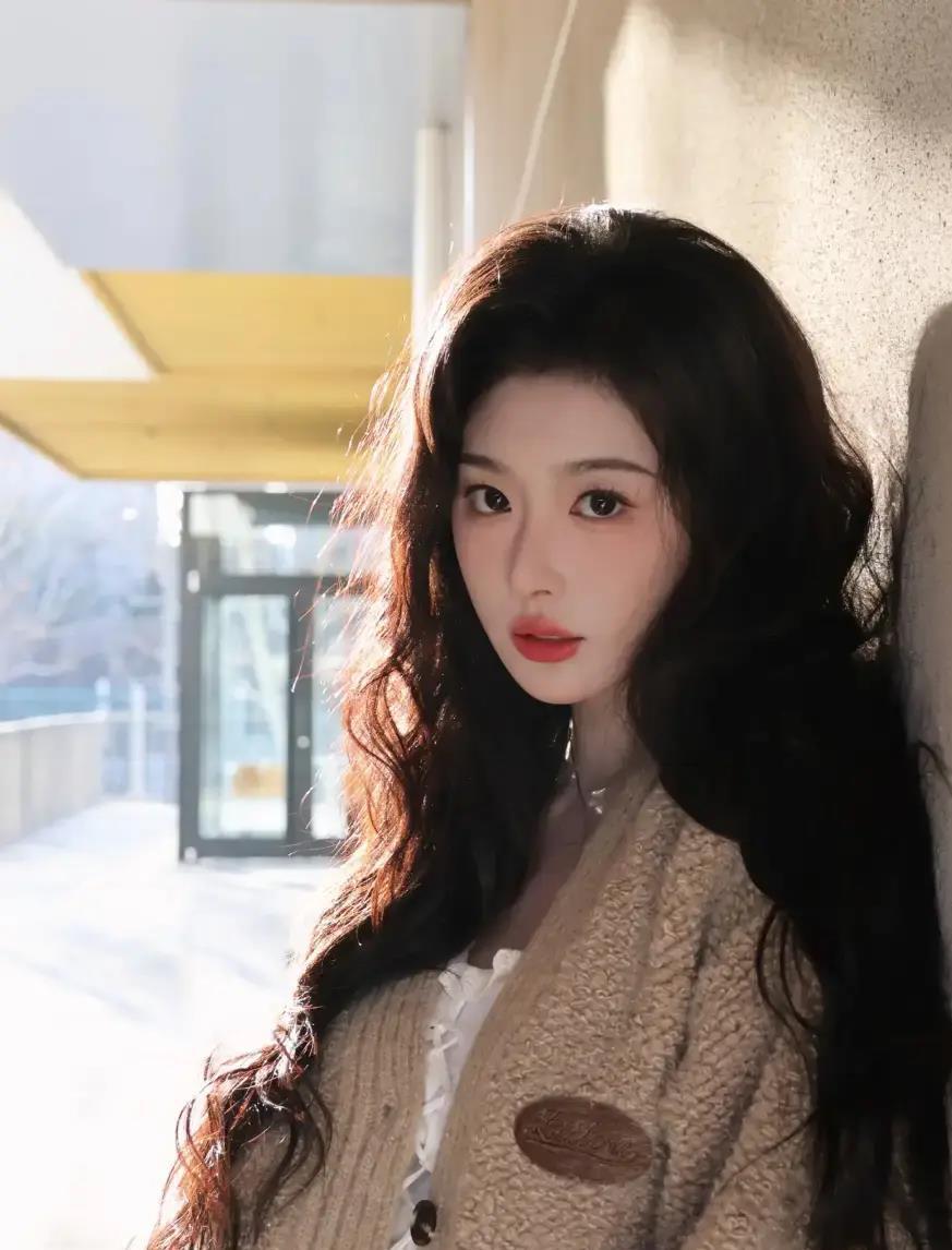 孔雪儿晒日常美照,甜美又可爱 孔雪儿在社交媒体上晒出了一组日常美照