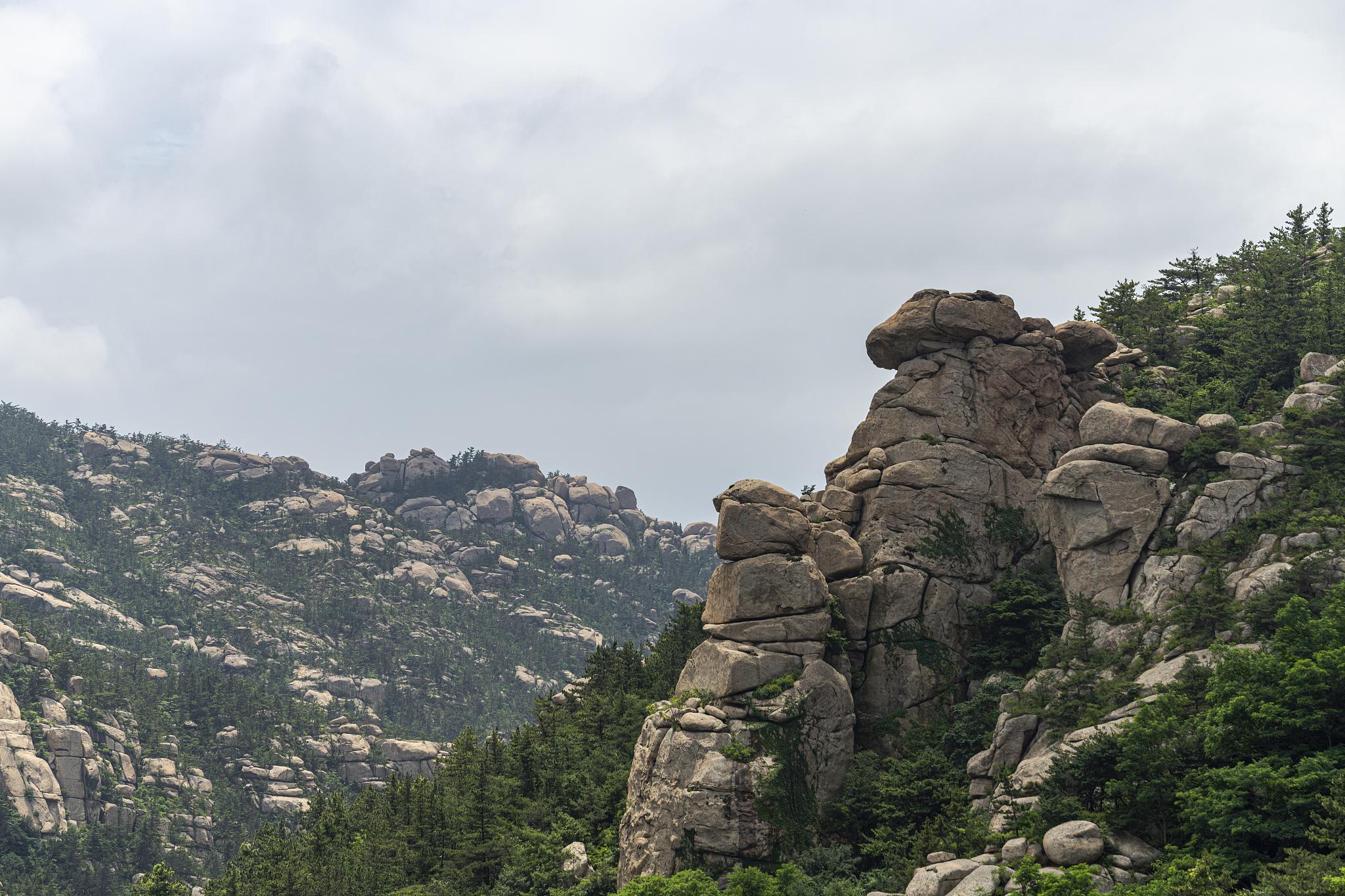 青岛崂山:人间仙境 青岛崂山位于山东半岛的东南部,是一座被誉为"人间