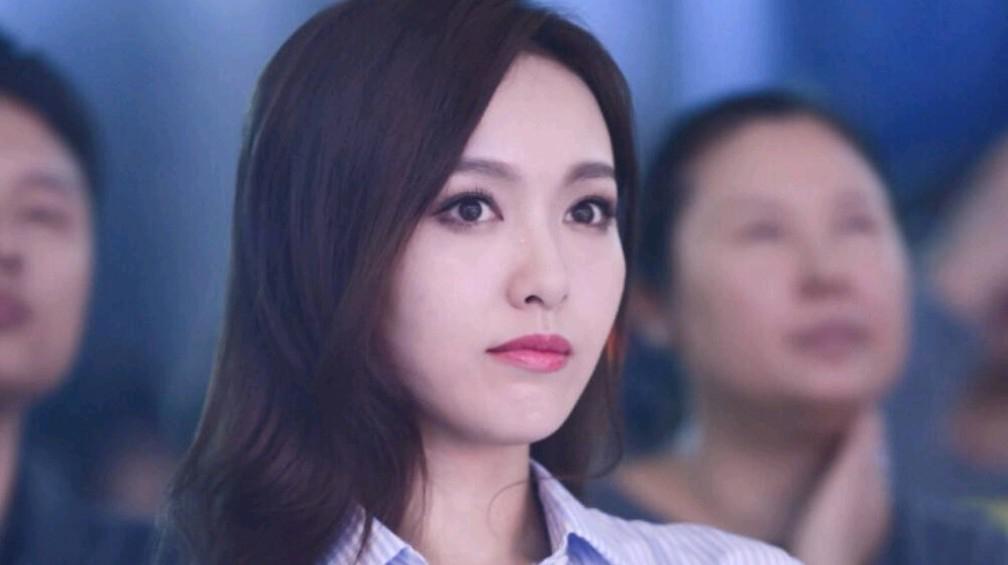 唐嫣:美丽不设限,刘海与否皆惊艳 唐嫣的美,无需刘海来定义.