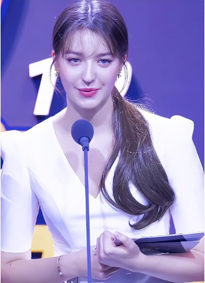 安吉丽娜·丹妮洛娃:韩国模特界的耀眼新星 安吉丽娜·丹妮洛娃,天生