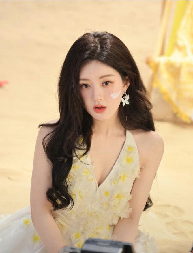 赵露思幽默自嘲圈粉无数,事业再上新台阶 赵露思通过幽默才华和自嘲