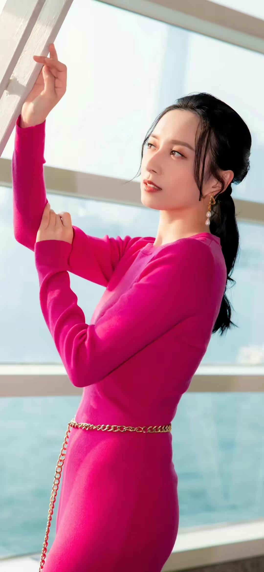 龚嘉欣粉色连衣裙惊艳亮相,市场视角下的女神魅力与商业价值 龚嘉欣