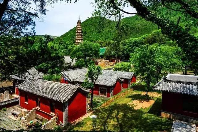 济南长清灵岩寺:泰山幽谷间的千年古刹 灵岩寺,位于济南长清万德街道