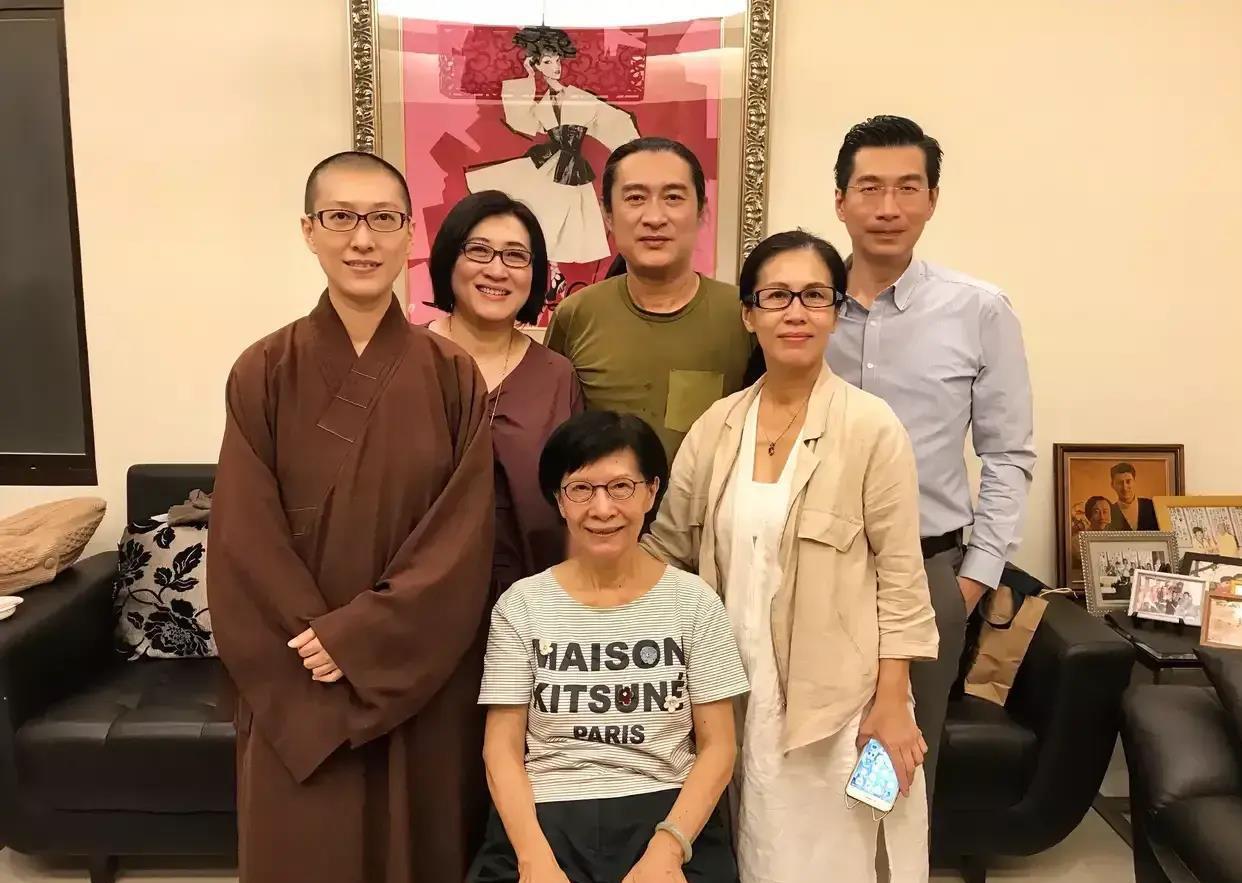 不留钱给儿女 黄安给儿子在北京买了一层房产,并送给女儿一栋台湾大平