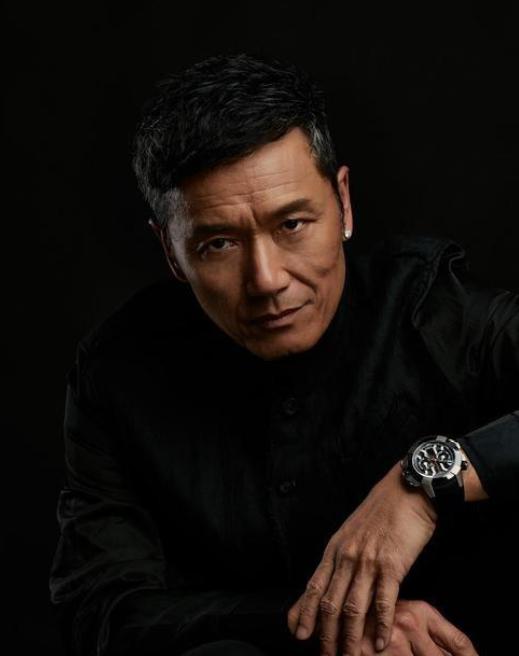 随着一批中年男星的崭露头角,他们散发的成熟魅力正在逐渐征服观众的