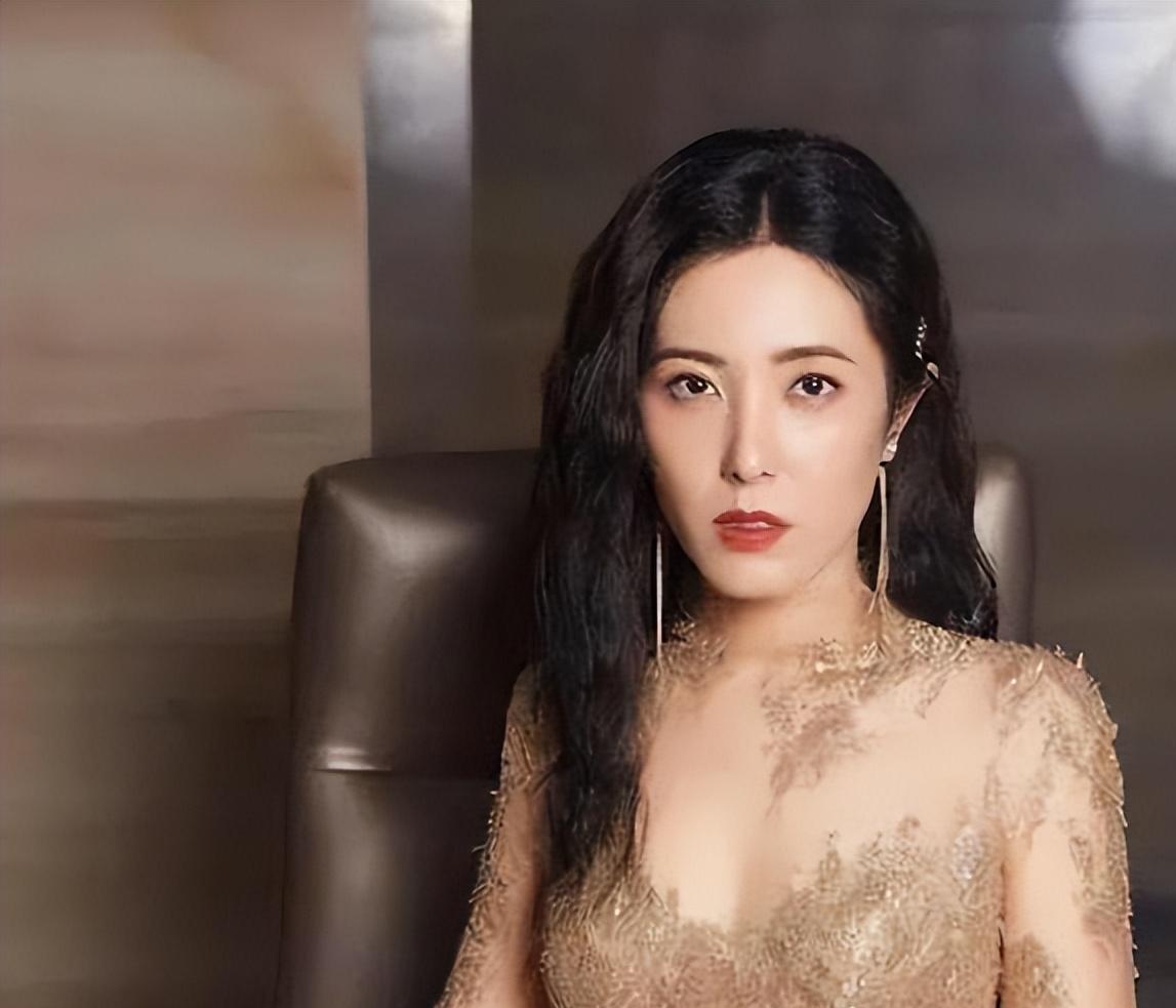 曾黎:佛系女星的多元幸福 曾黎这位娱乐圈的佛系女星以独特的选择和