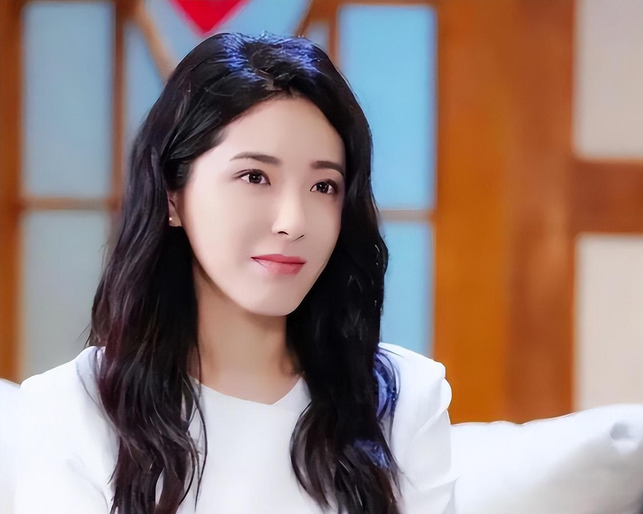 曾黎:佛系女星的多元幸福 曾黎这位娱乐圈的佛系女星以独特的选择和