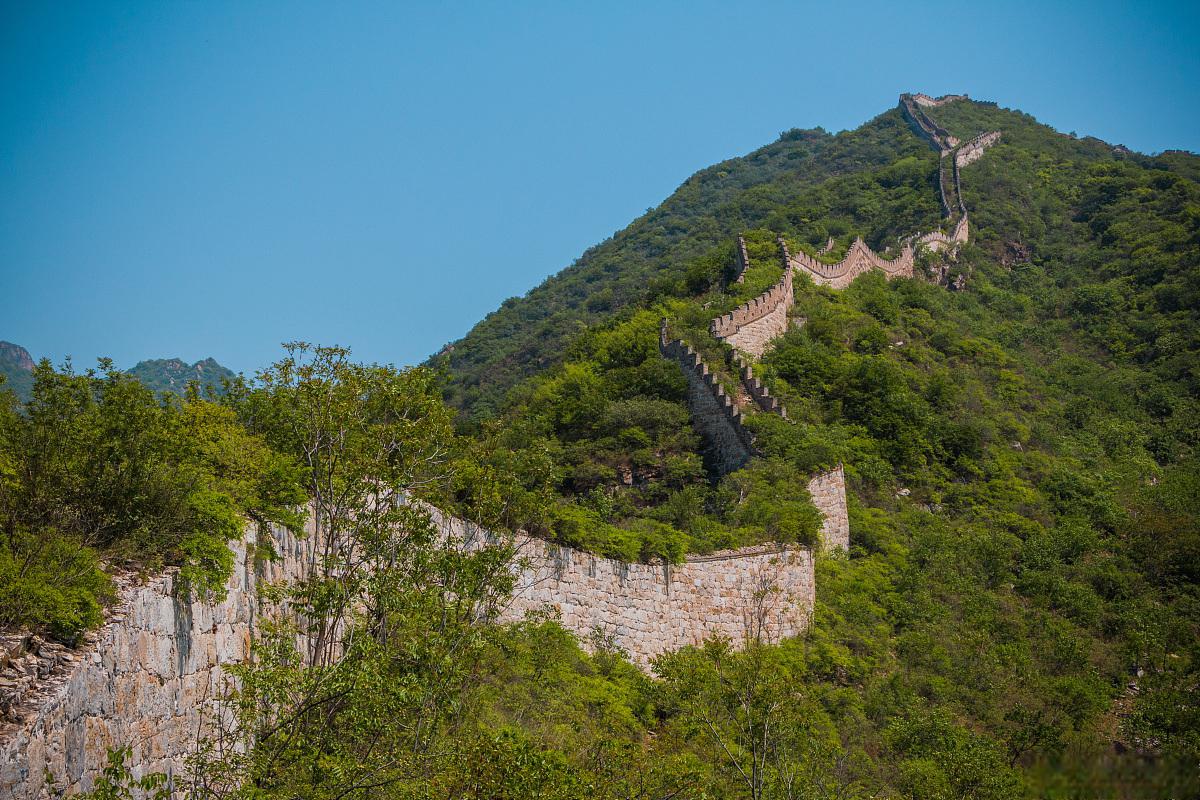春天的长城:绚烂画卷,生机盎然 随着春风的轻拂,万物复苏,长城脚下的