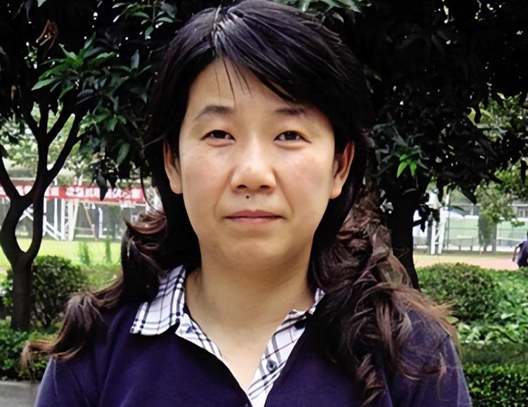 50岁步入婚姻,风采依旧 乔红,这位曾经的乒乓球传奇,与邓亚萍并肩作战