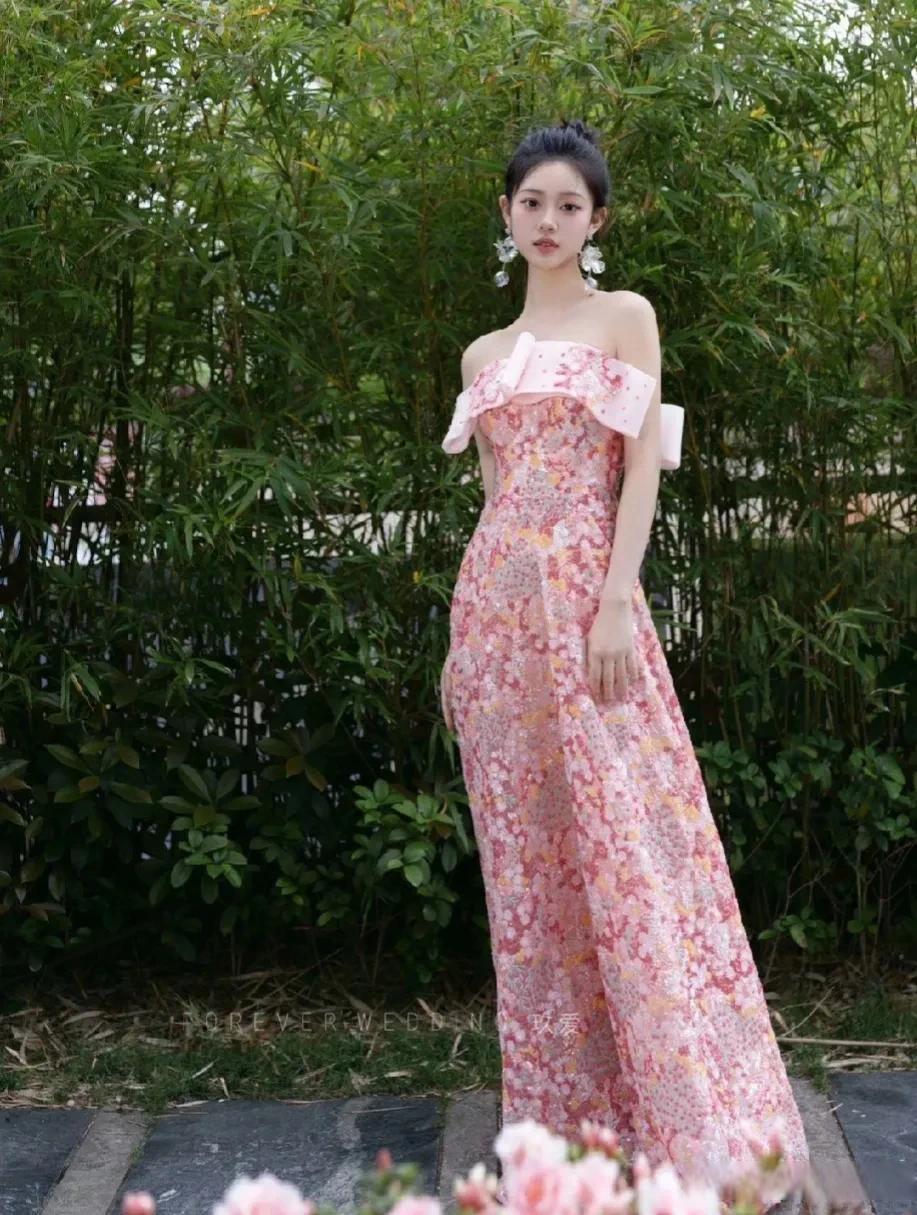 李一桐蓝裙亮相国际电影节,展现中国传统丝绸之美 李一桐以一身丝绸蓝