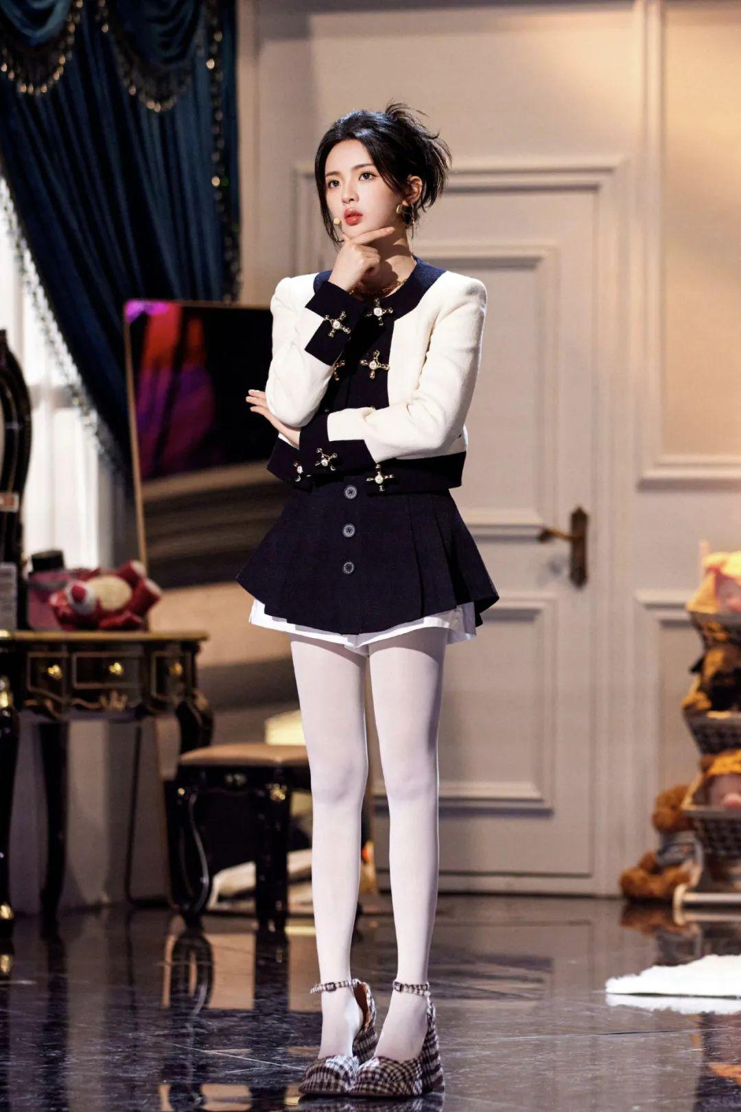 杨超越新造型亮相,洛丽塔与jk风格融合,网友热议演技与性格魅力 早前