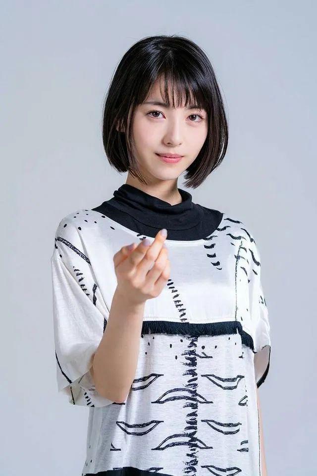 滨边美波短发魅力独特,时尚名片引人注目 滨边美波,日本女演员,以其