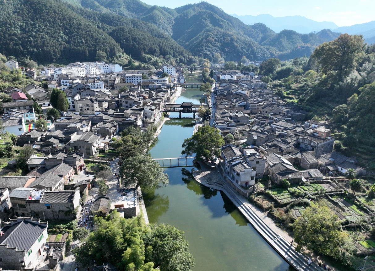 景德镇,一座历史悠久的瓷都,陶瓷文化和自然美景交织,吸引着无数滦行