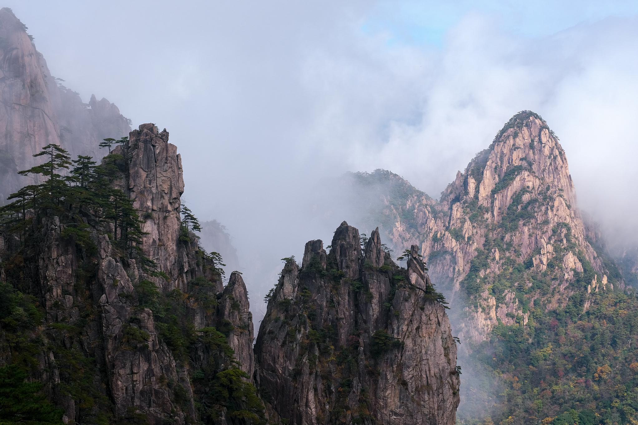 险峻的山峰图片